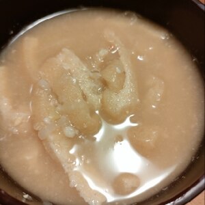 白ネギとじゃがいもと油揚げの味噌汁